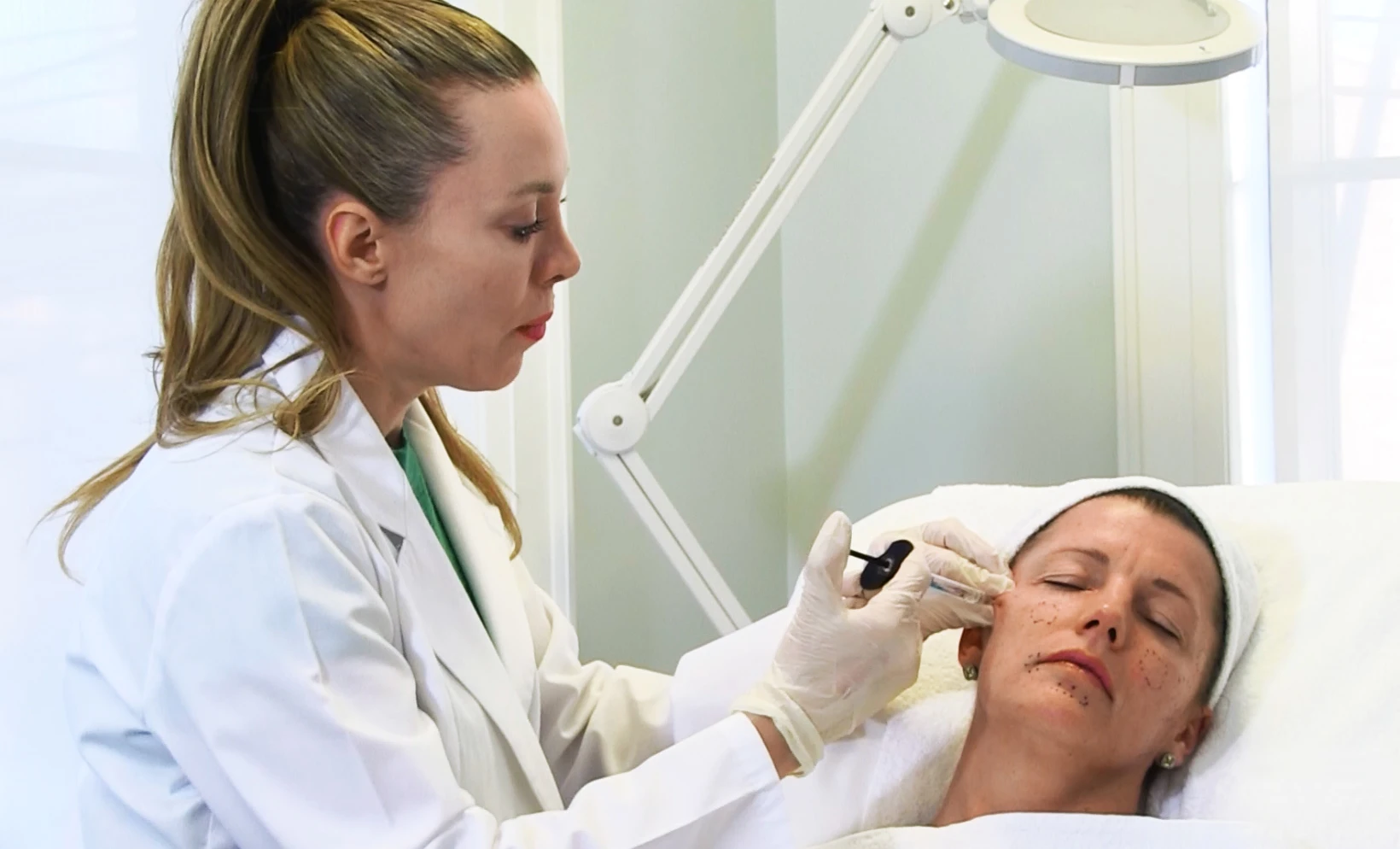 DLK on Avenue clinician injecting dermal fillers DLK on Avenue clinician injecting dermal fillers